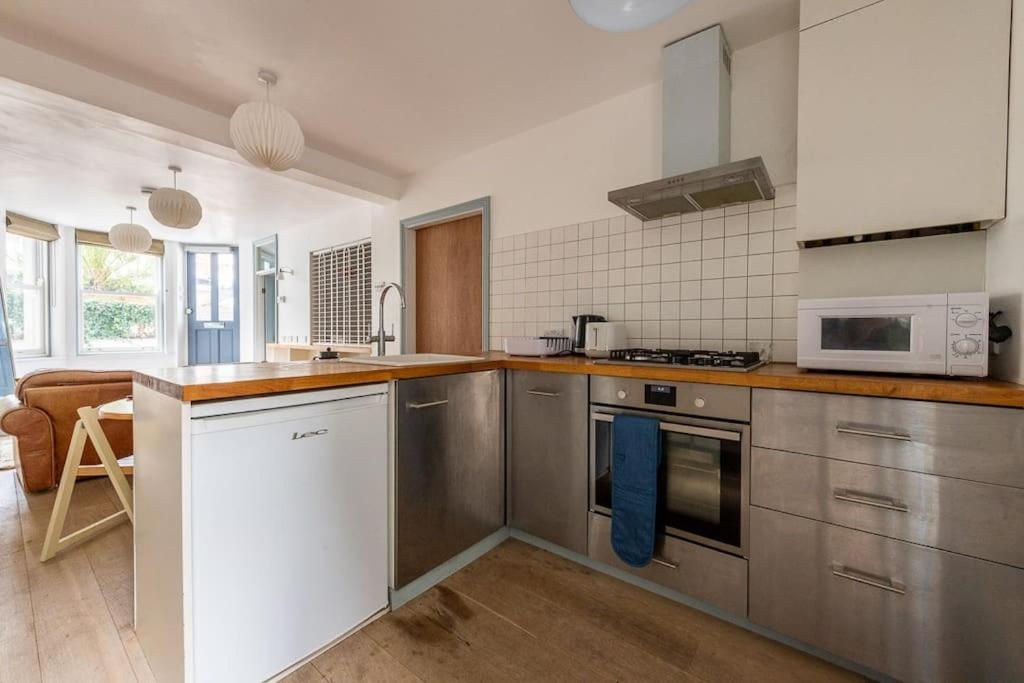 Lovely Self-Contained Basement Studio With Kitchen Londra Dış mekan fotoğraf