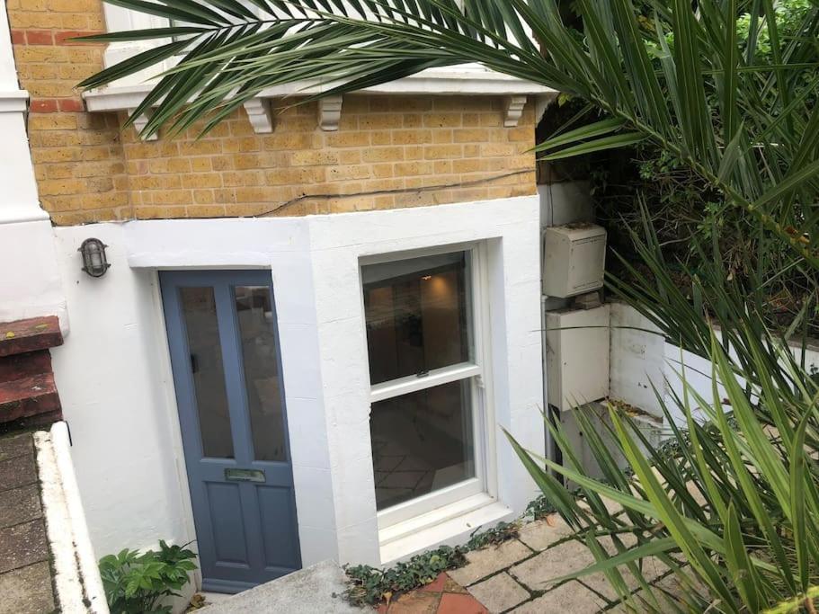 Lovely Self-Contained Basement Studio With Kitchen Londra Dış mekan fotoğraf